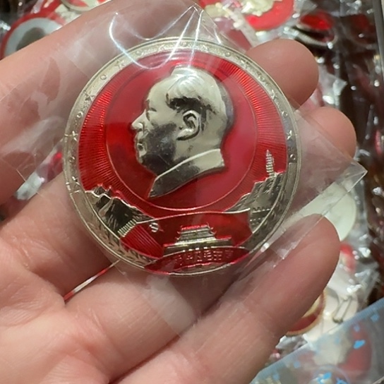 凡***就其他普通金属圆形红色人物像章