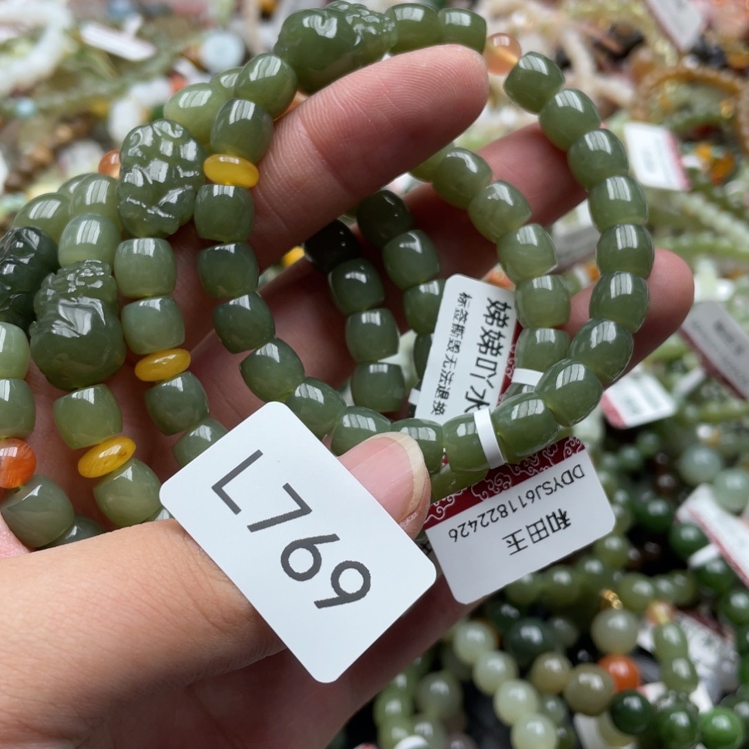 未镶嵌手链和田玉多样性