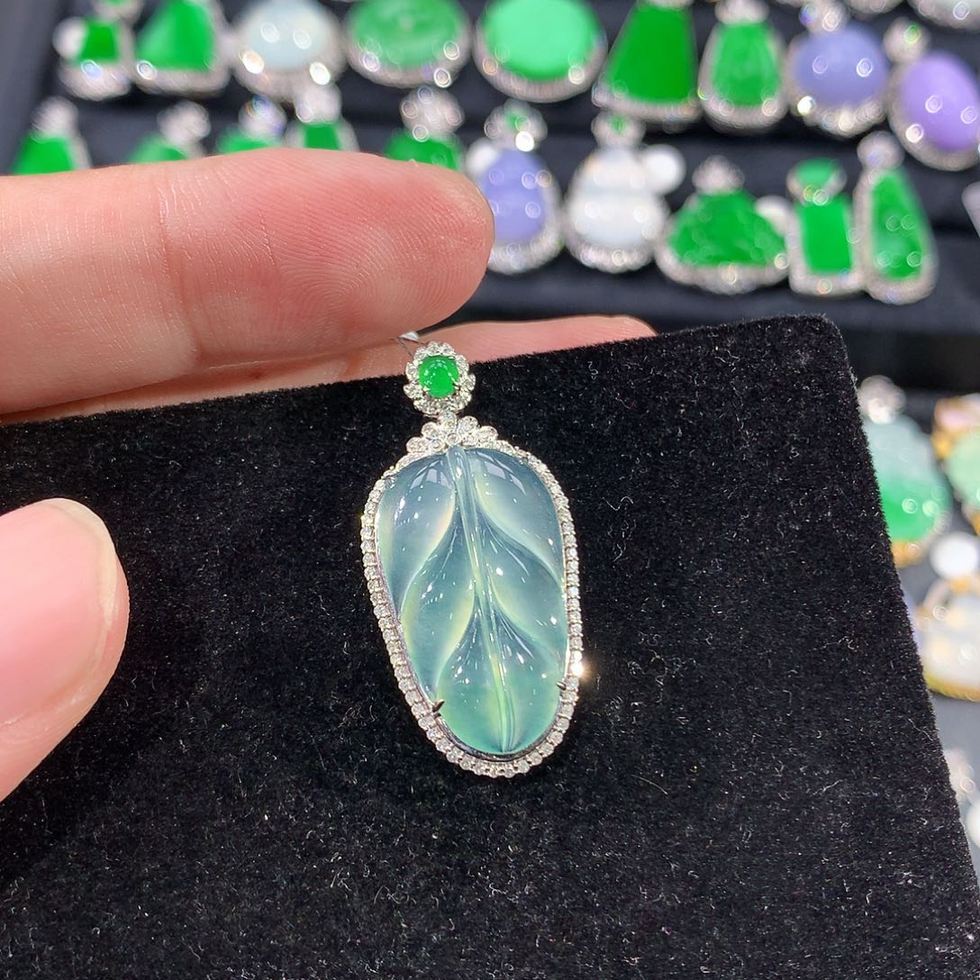 翡翠18K金镶嵌颈饰