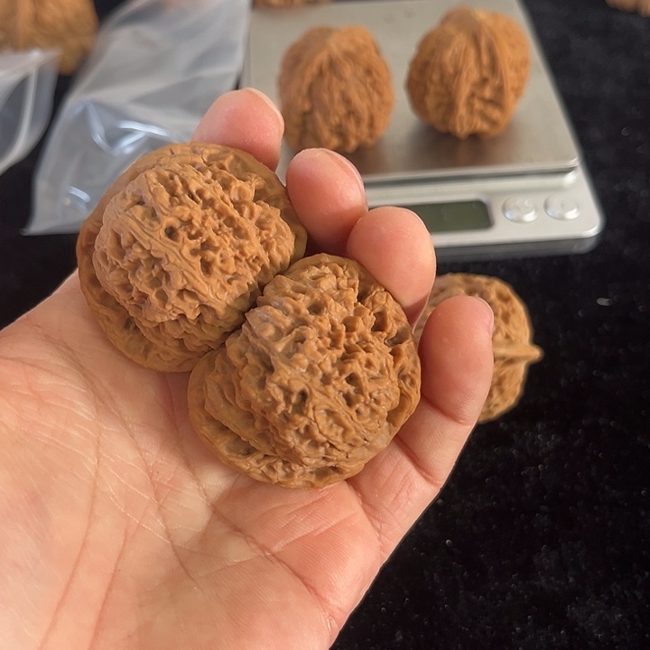 虹***.文玩核桃把件42左右微瑕南疆，朋友福利