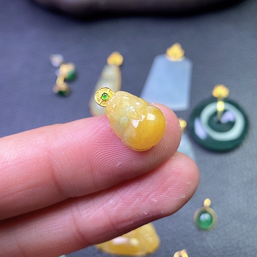 颈饰18K金镶嵌翡翠