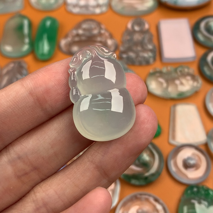 翡翠挂件未镶嵌…..