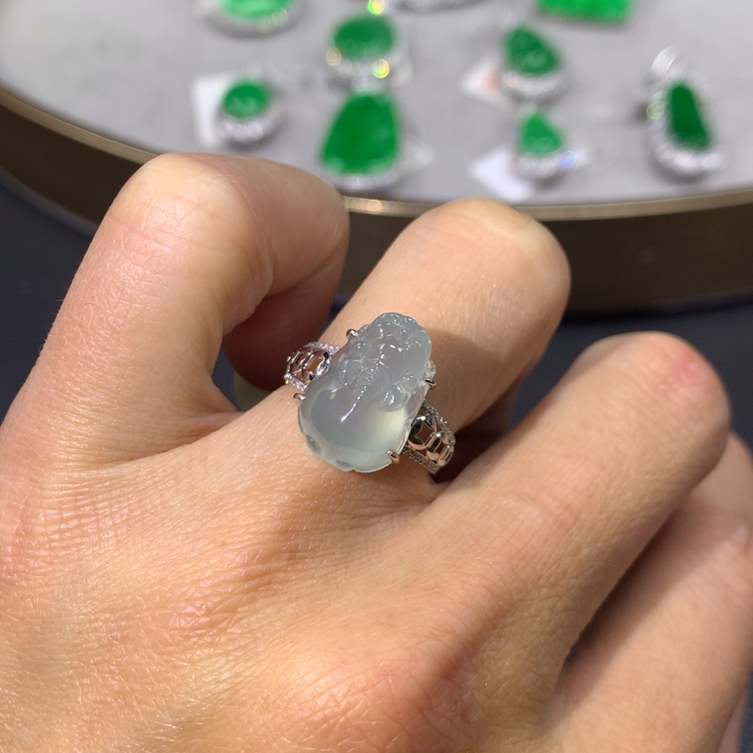 翡翠戒指18K金镶嵌翡翠