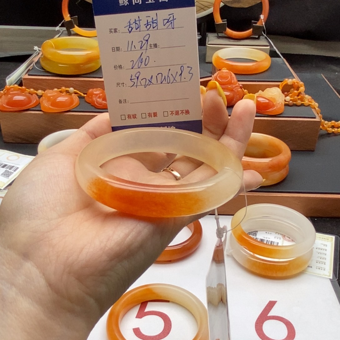 甜***呀石英质玉（黄龙玉）未镶嵌手镯