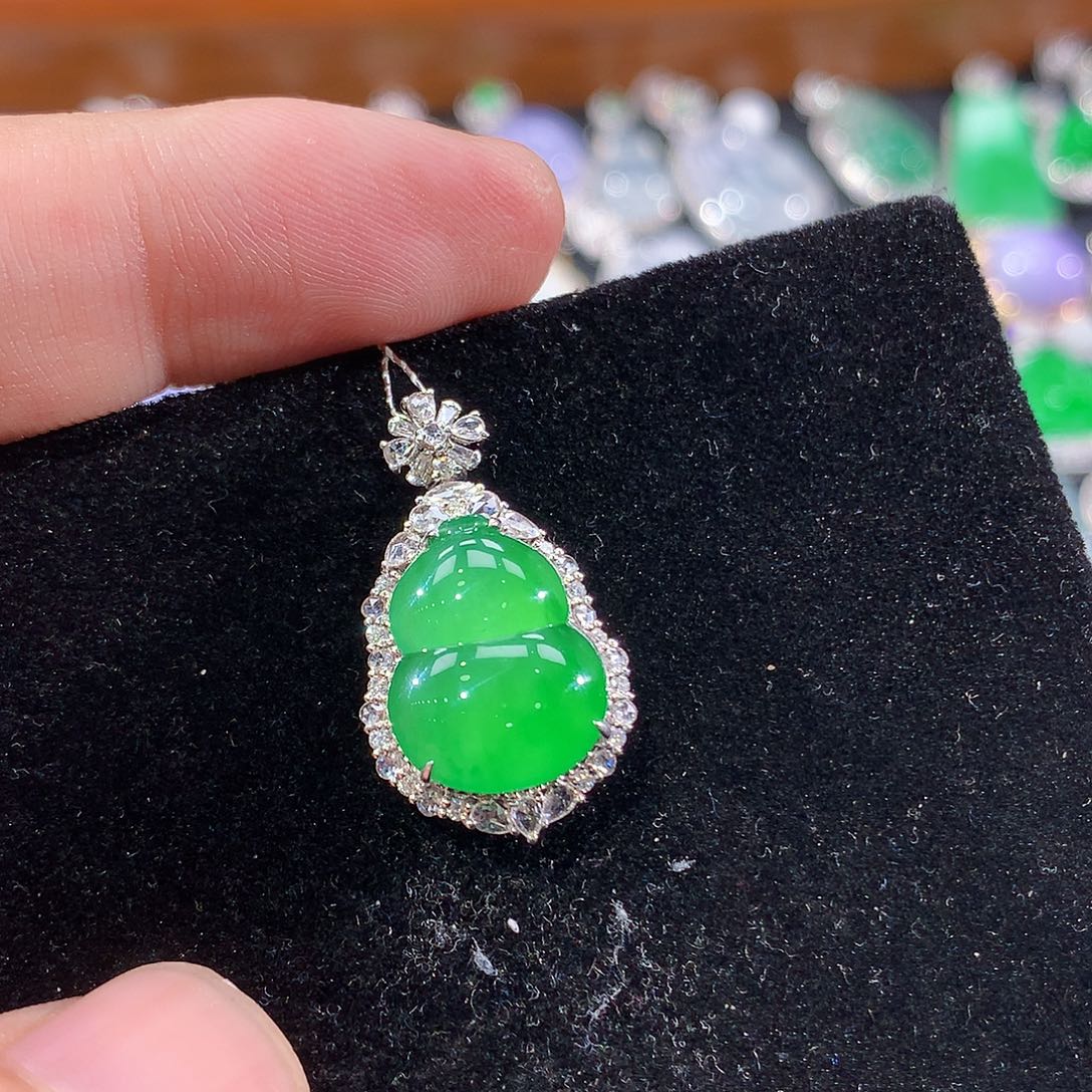 翡翠18K金镶嵌颈饰