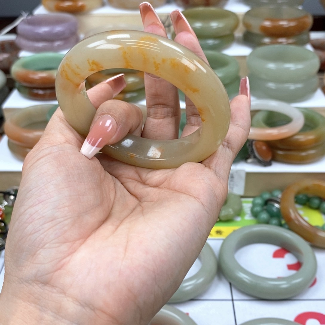 石英质玉手镯未镶嵌充****人