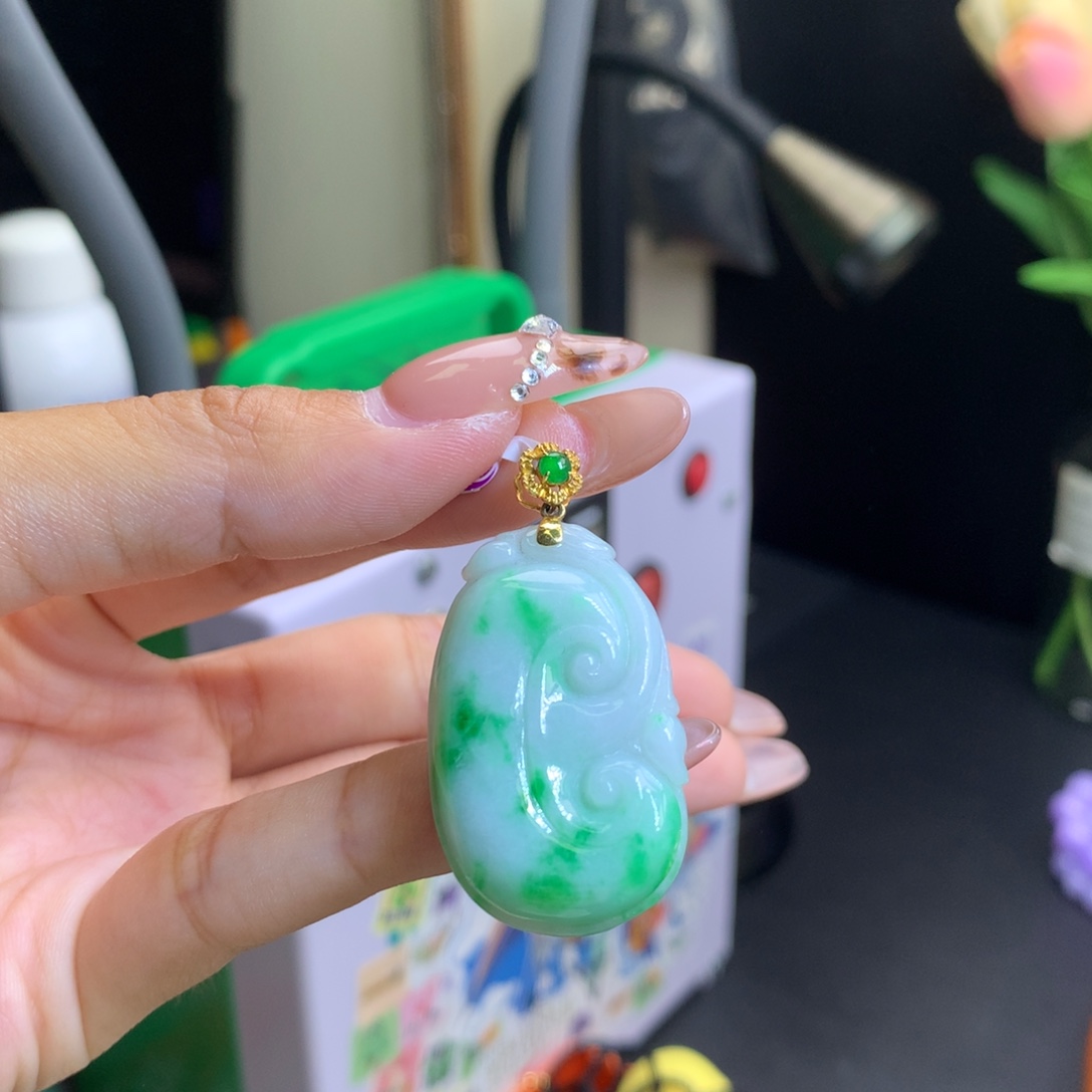 翡翠18K金镶嵌颈饰