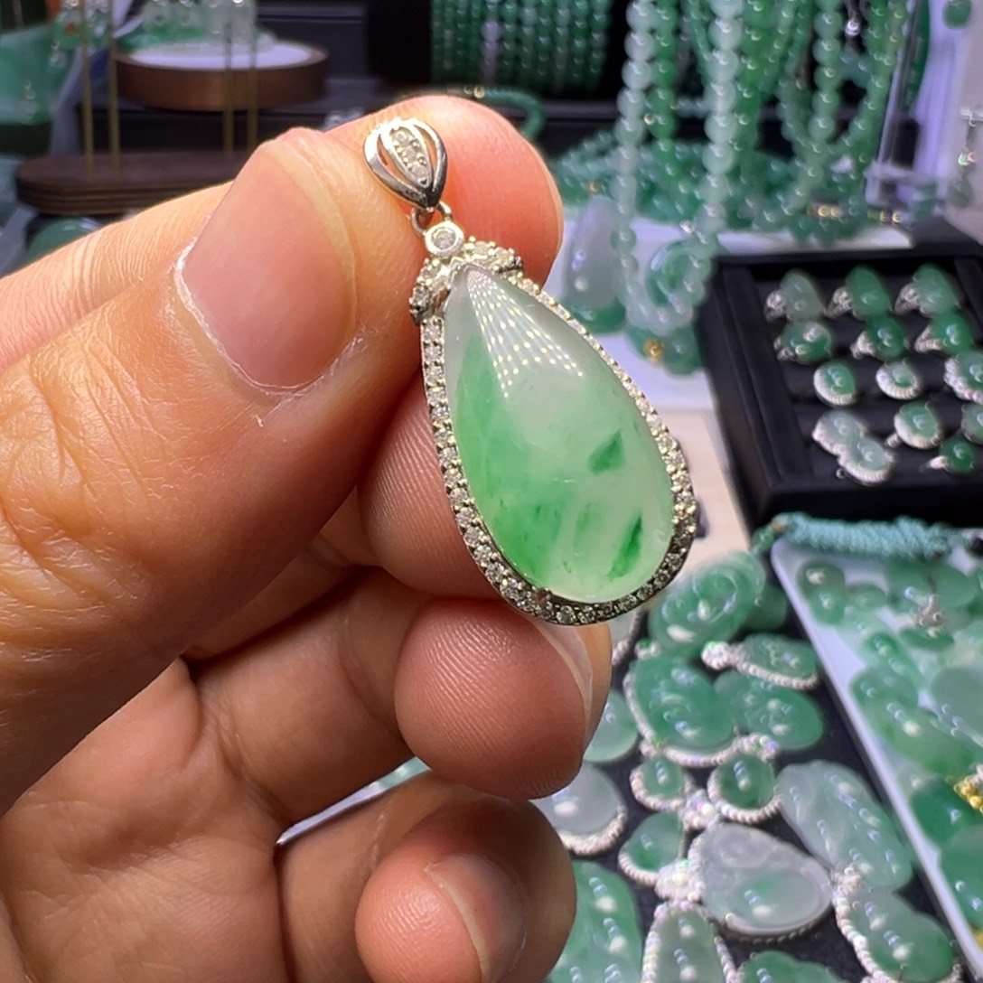 石英质玉（非洲翠）未镶嵌颈饰