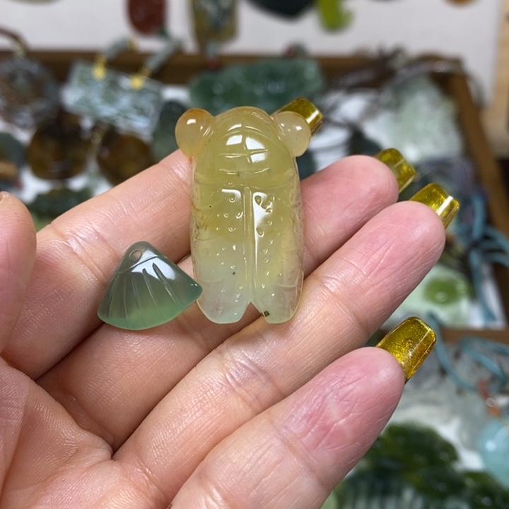 未镶嵌蛇纹石玉吊坠