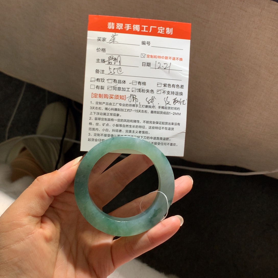 夙****定制翡翠未镶嵌翡翠手镯