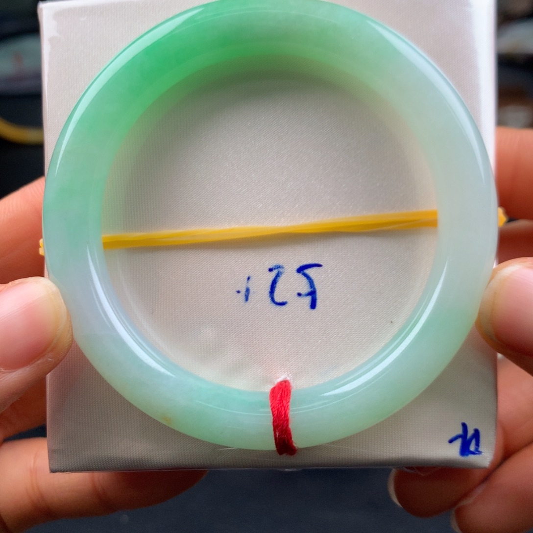 翡翠未镶嵌手镯果阳绿超甜