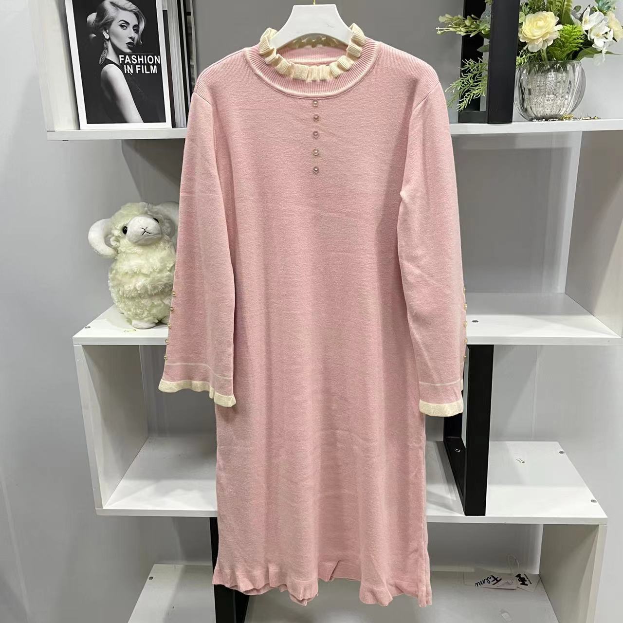 HY03837【春季新款】时尚粉色木耳边领单排扣毛衣裙