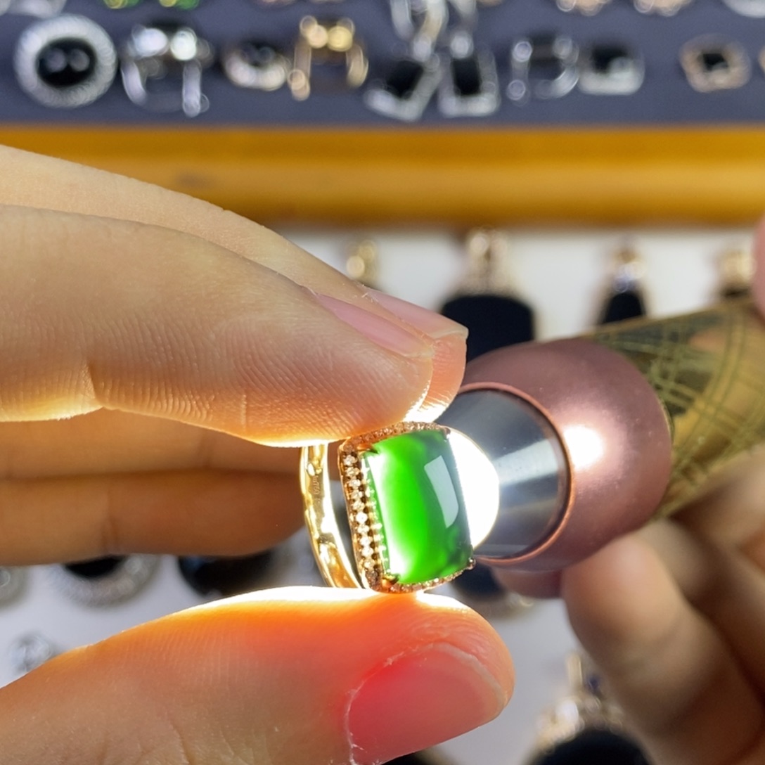 18K金镶嵌戒指翡翠