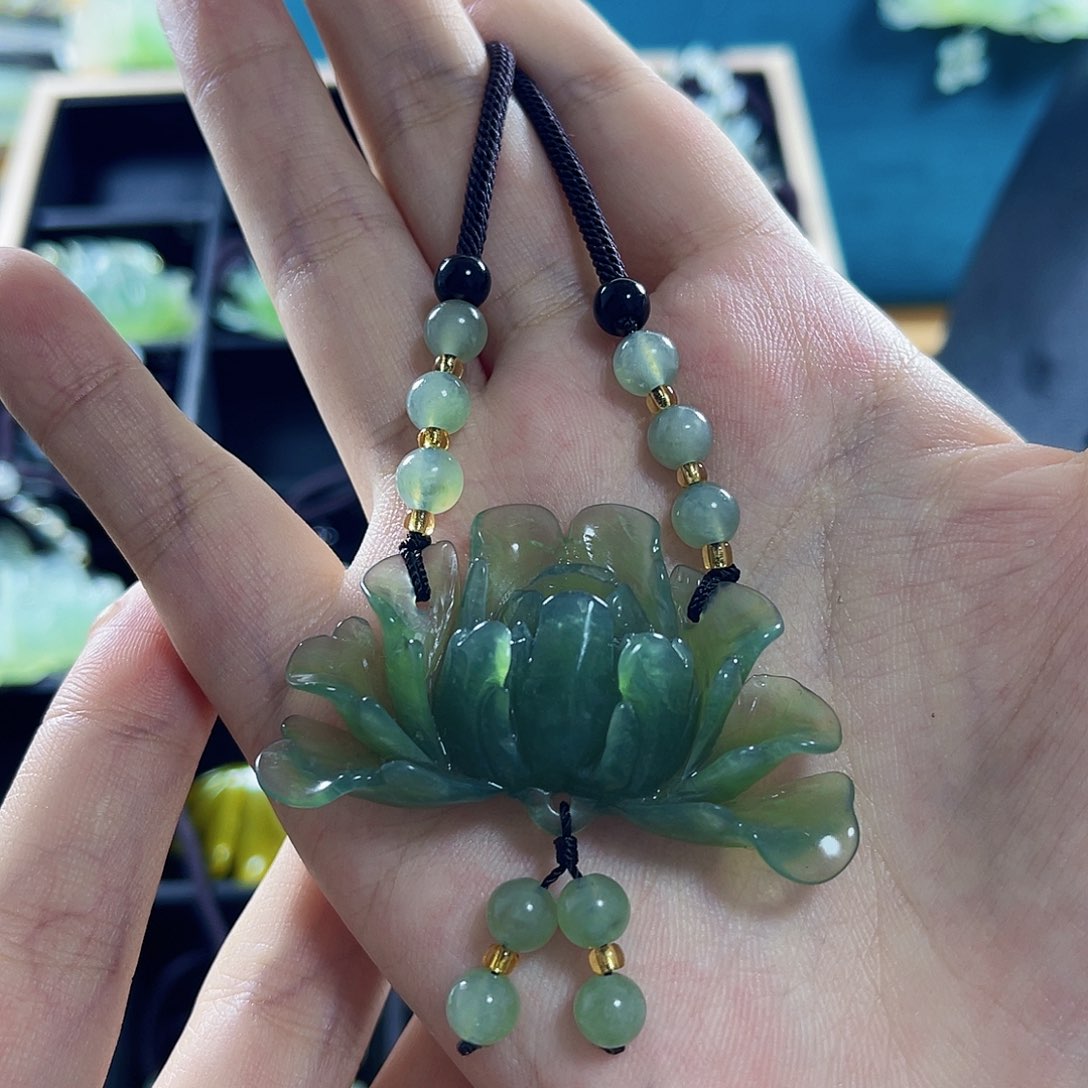 蛇纹石玉颈饰合金清*