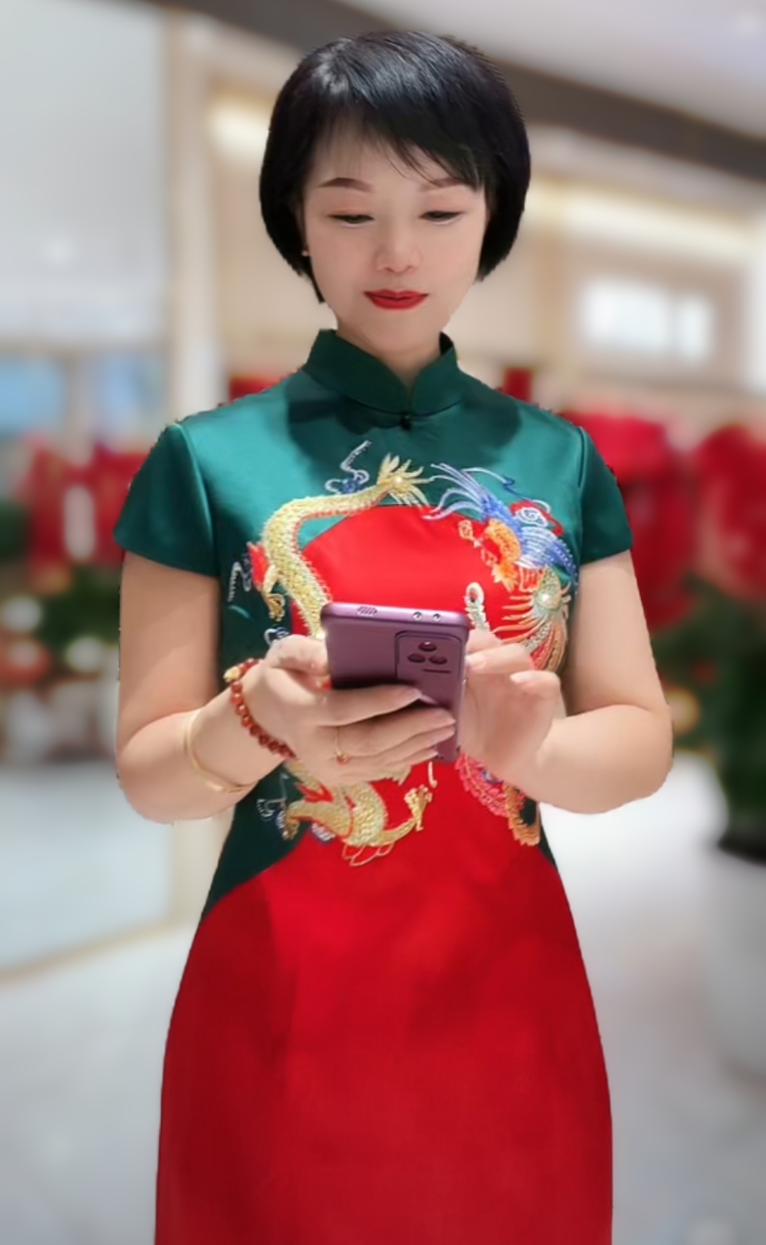 17728朱紫褕重工刺绣龙凤呈祥红绿配年轻时尚款婚宴旗袍