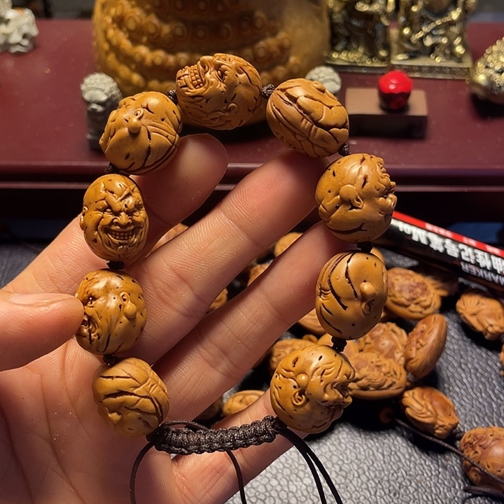 大桃核雕刻恶僧手串