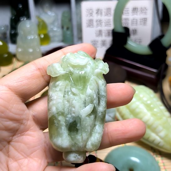蛇纹石玉未镶嵌颈饰