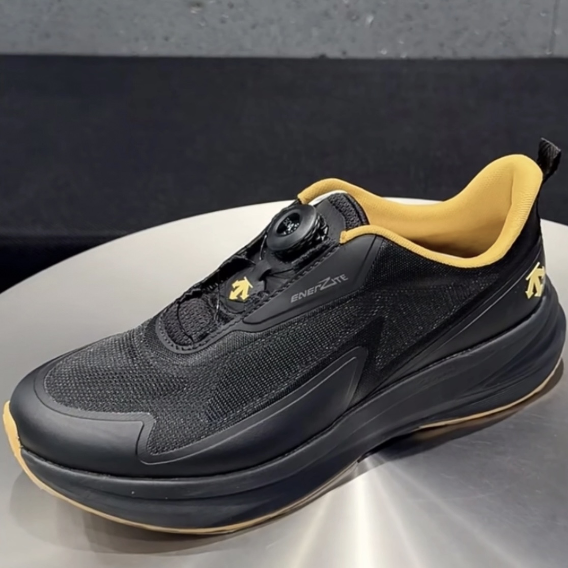 迪桑特DESCENTE LAVITATE WIRE 3.0 25款男士低帮休闲跑步鞋男款