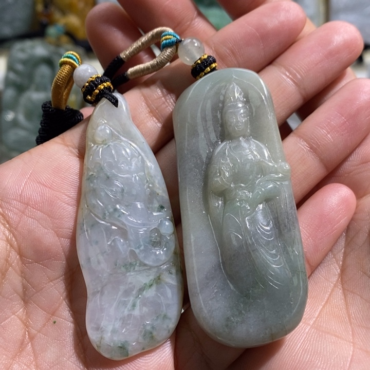 翡翠颈饰未镶嵌中***市翡翠“有裂”