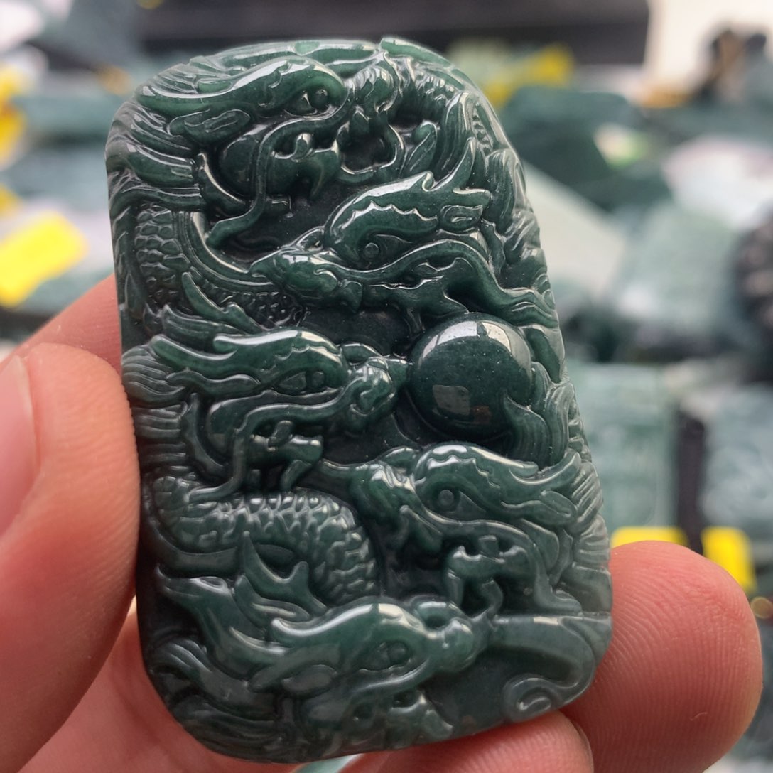颈饰未镶嵌翡翠龙牌（有裂）