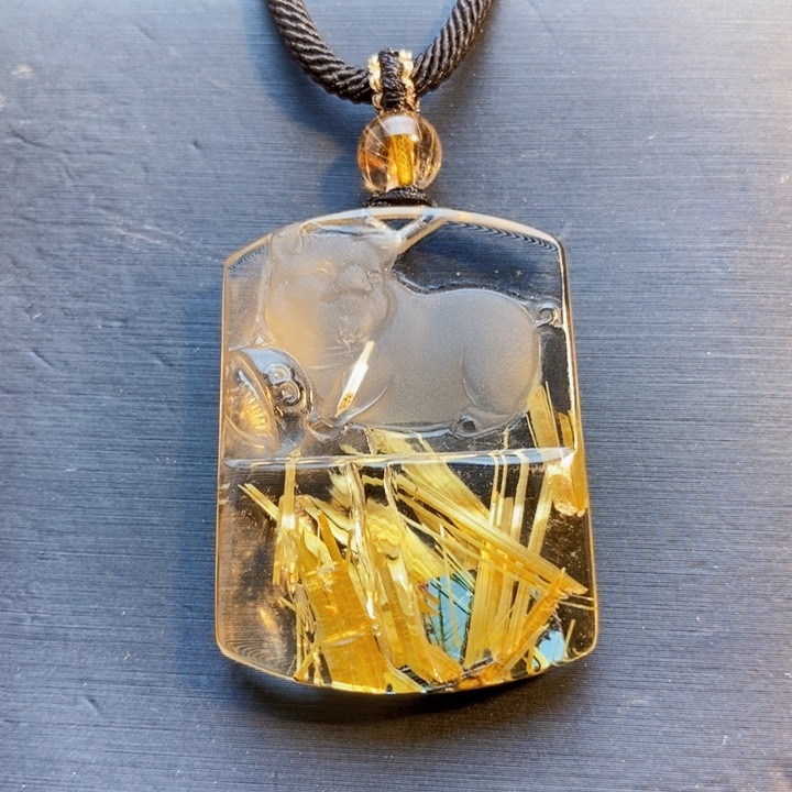 颈饰未镶嵌发晶天然白体黄钛晶生肖发财猪无事牌