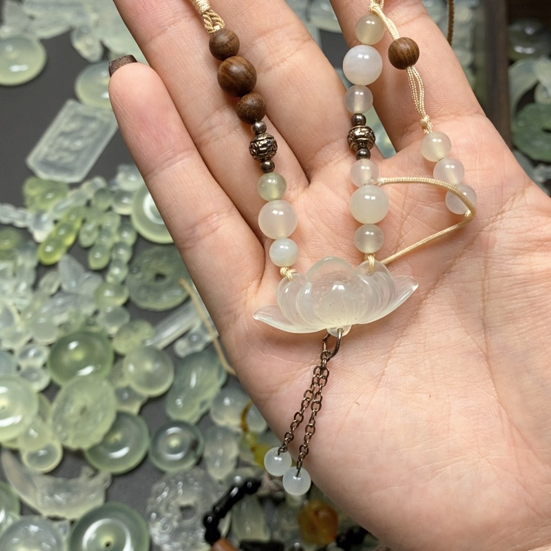 未镶嵌蛇纹石玉颈饰