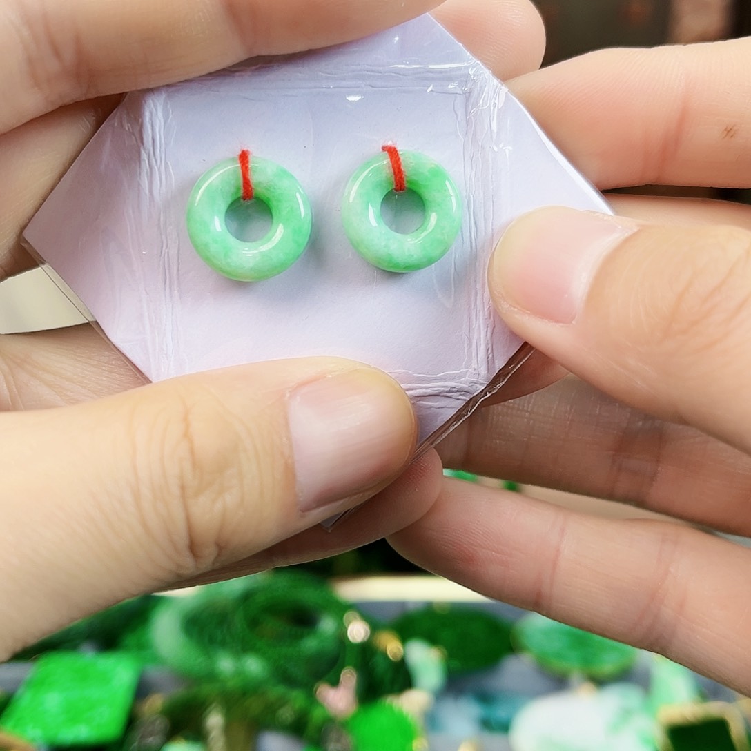 翡翠颈饰未镶嵌耳饰多样性
