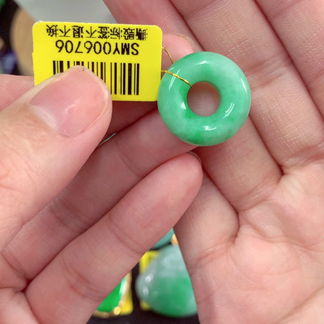 颈饰未镶嵌翡翠……