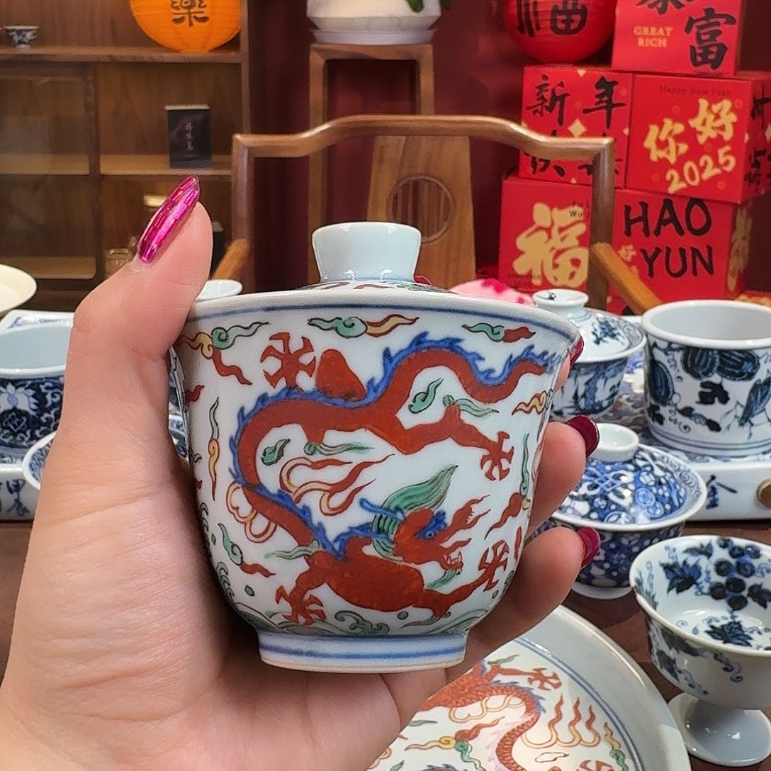 明釉上五彩龙纹盖碗