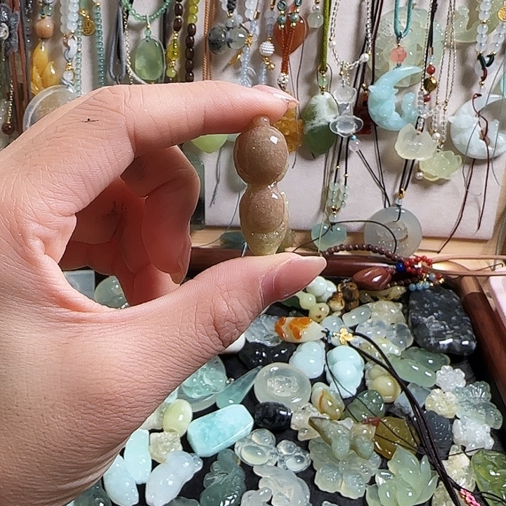 无***面蛇纹石玉合金颈饰