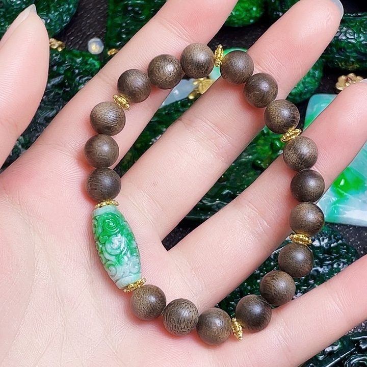 翡翠未镶嵌颈饰多样性