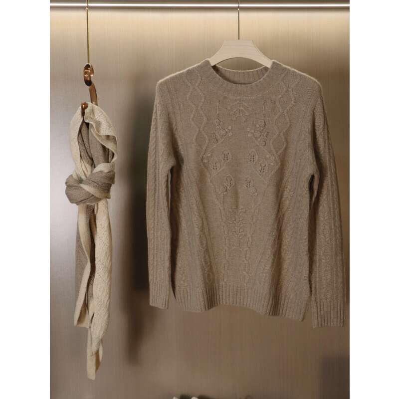 圆领绣花绞花女套衫