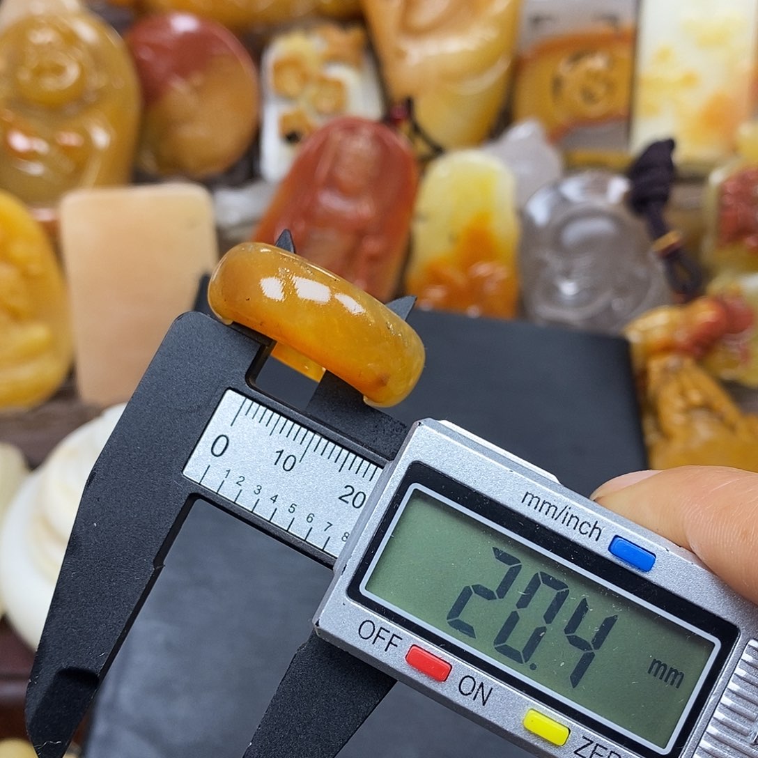 石英质玉（黄龙玉）颈饰未镶嵌