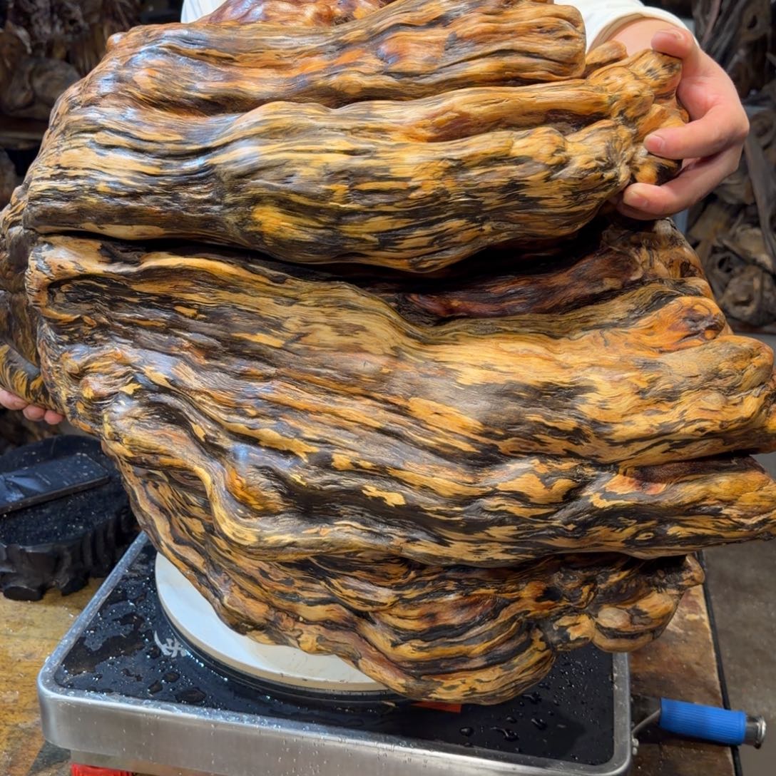 金***圆木王一刀琥珀木摆件192