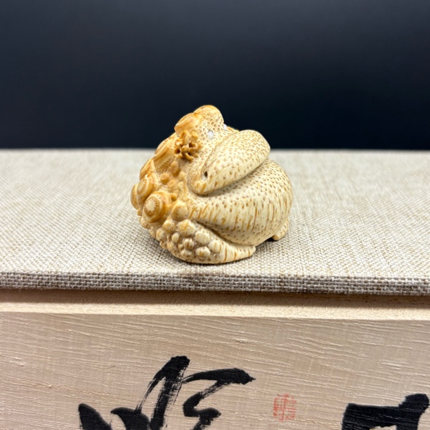 竹根雕花花小傲娇眼金蟾