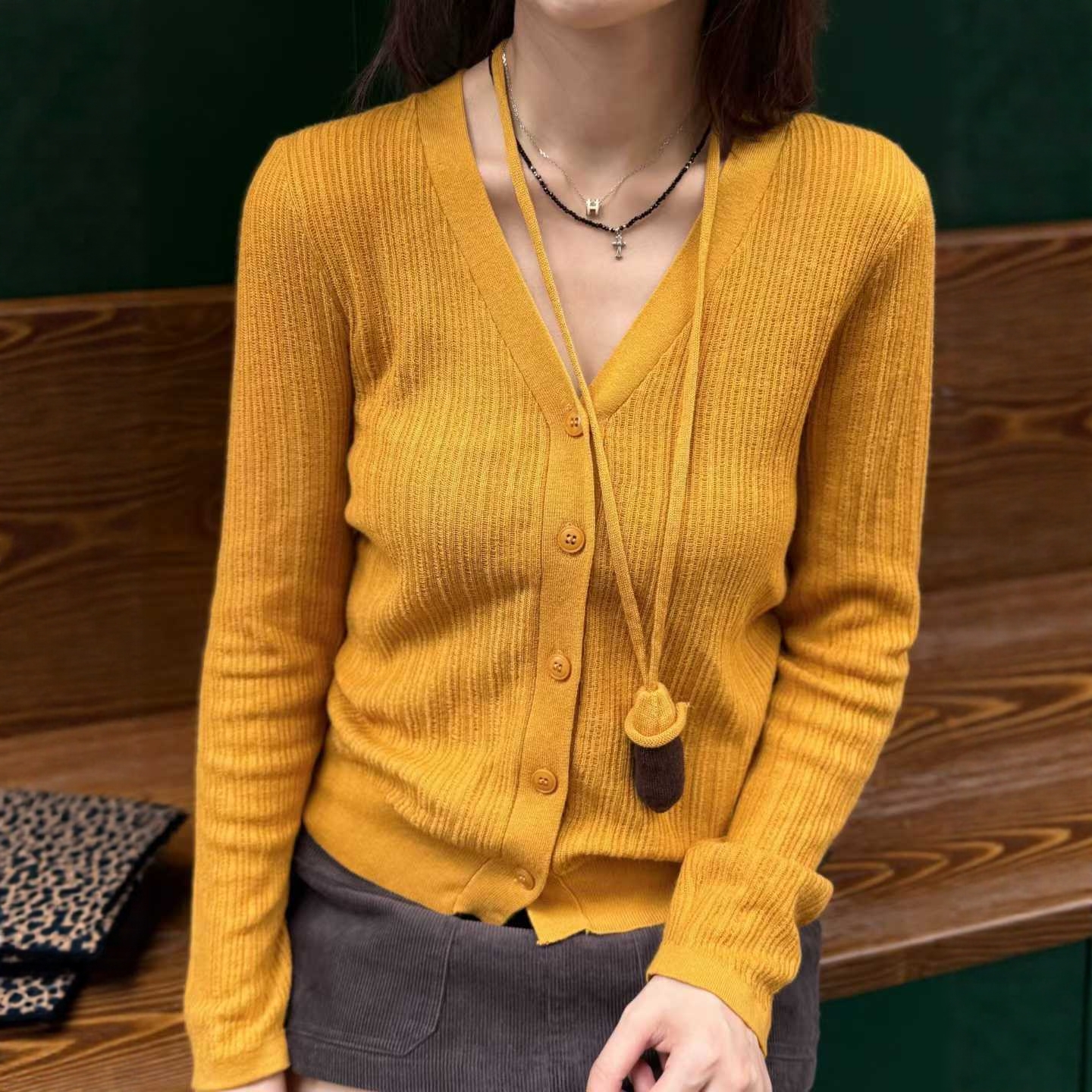 现货【小挂件V领竖坑条开衫】小众设计师项链吊坠V领宽松显瘦衫冬