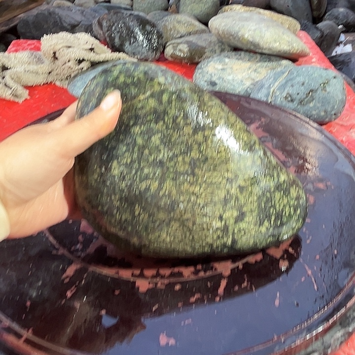 君***辉蛇纹石玉足银镶嵌藏玉药王石精美摆件