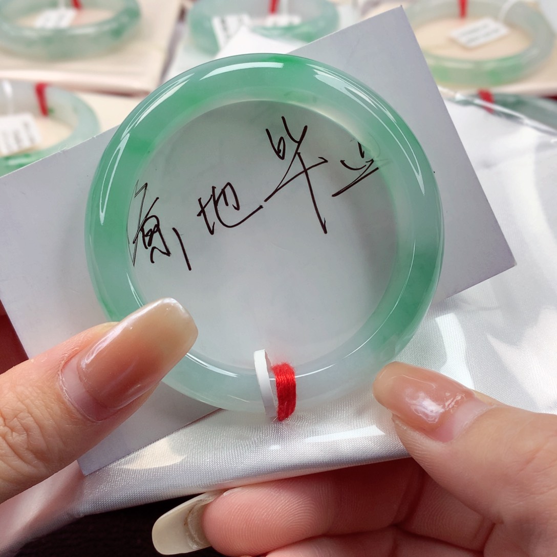 翡翠手镯未镶嵌52圈口冰透起光蓝绿底飘阳绿