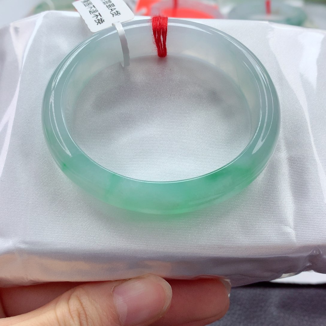 翡翠手镯（贵妃镯）未镶嵌 55 品质好 需包容