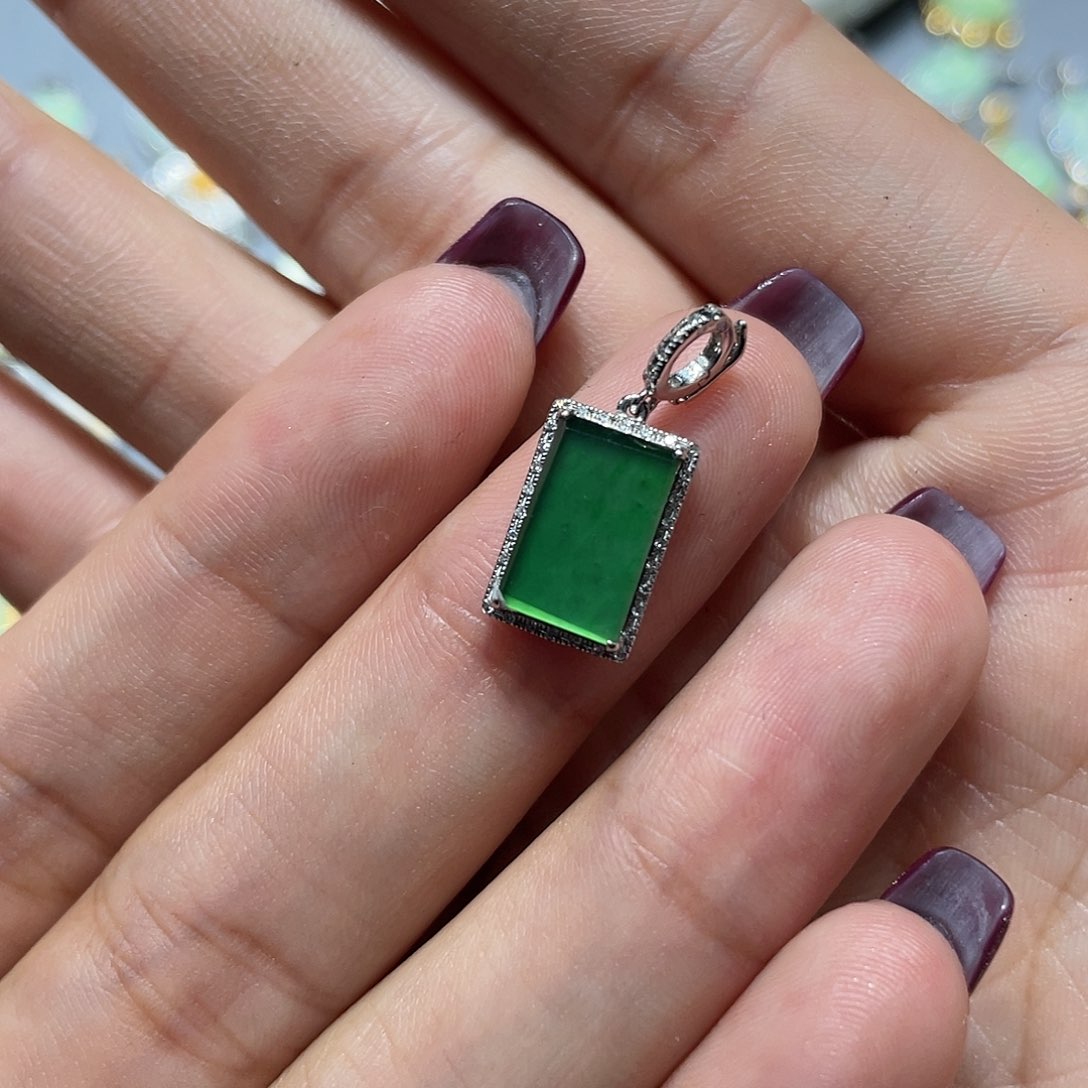 翡翠吊坠(不含链)18K金镶嵌