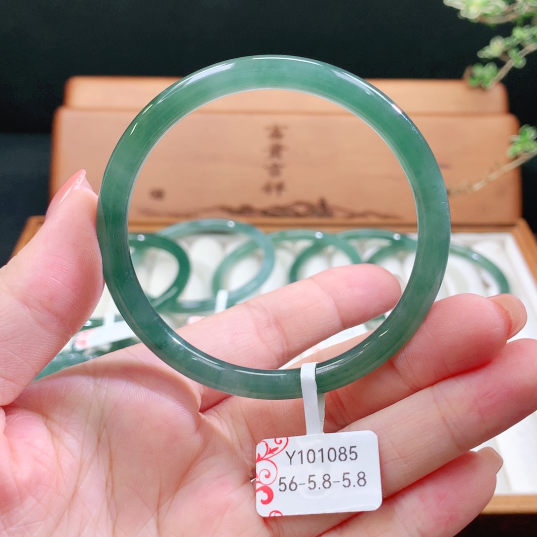 翡翠手镯未镶嵌天然