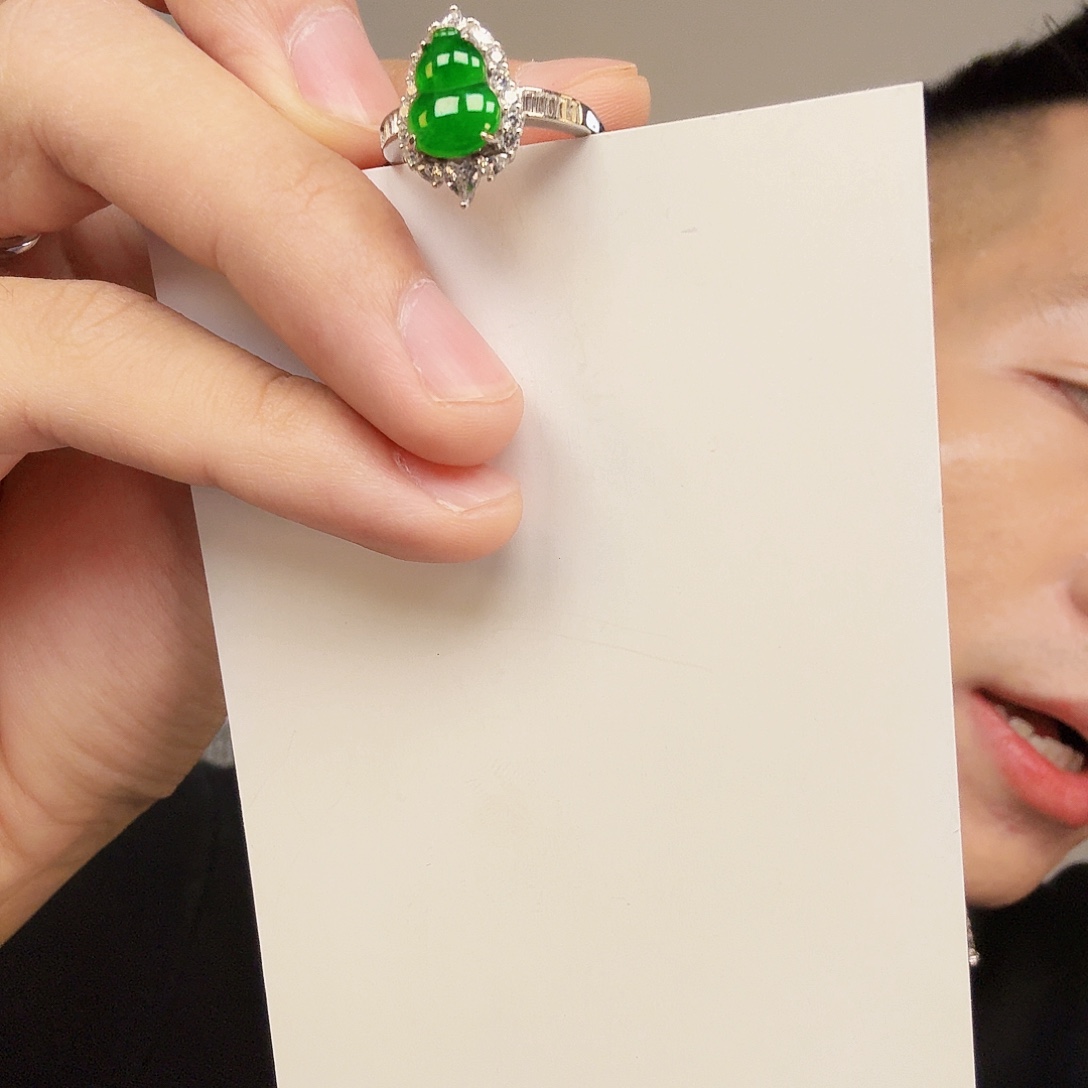 翡翠未镶嵌颈饰一件