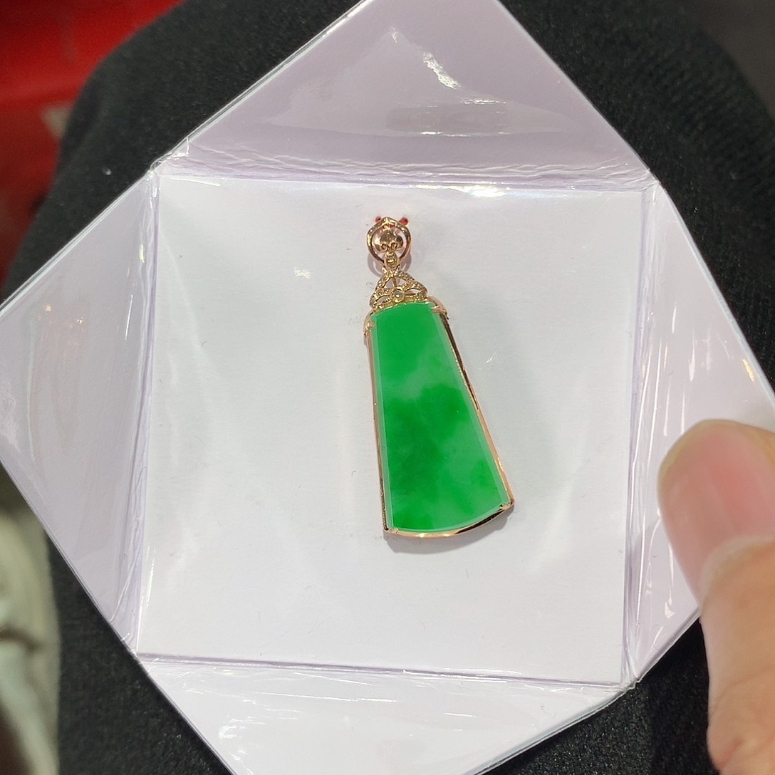 翡翠吊坠(赠链)18K金镶嵌