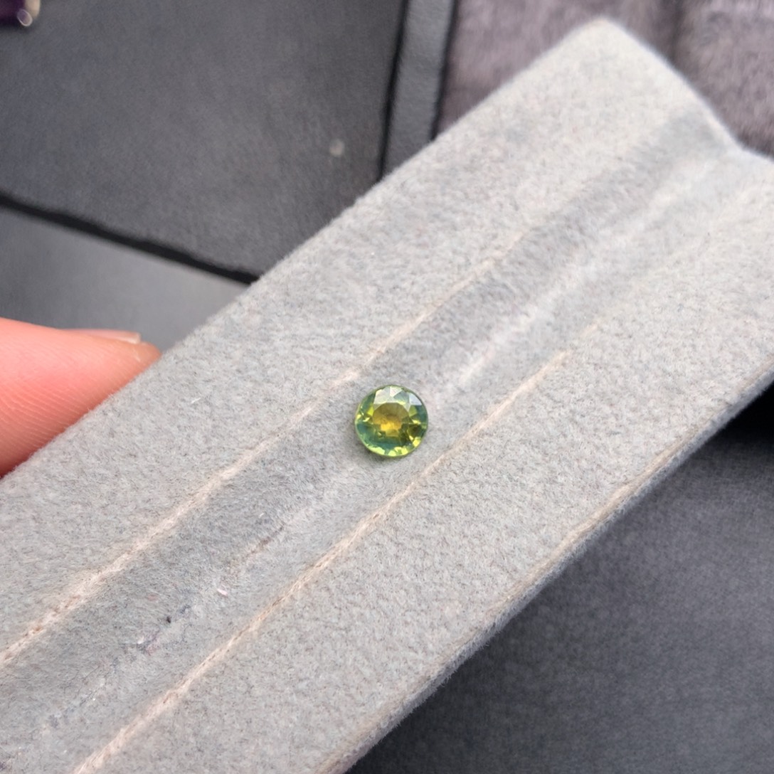 彩色蓝宝石裸石85分