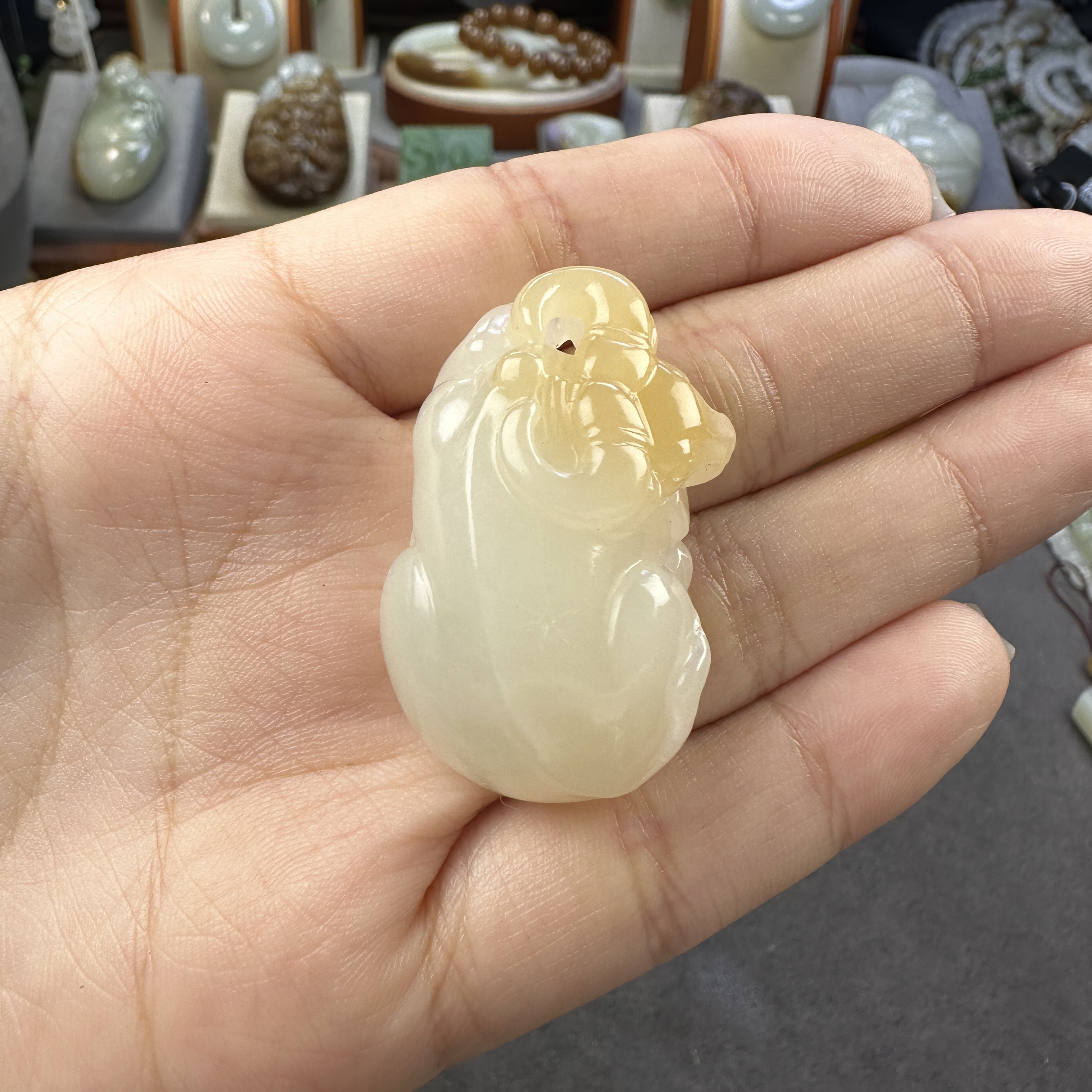 和田玉牛吊坠颈饰