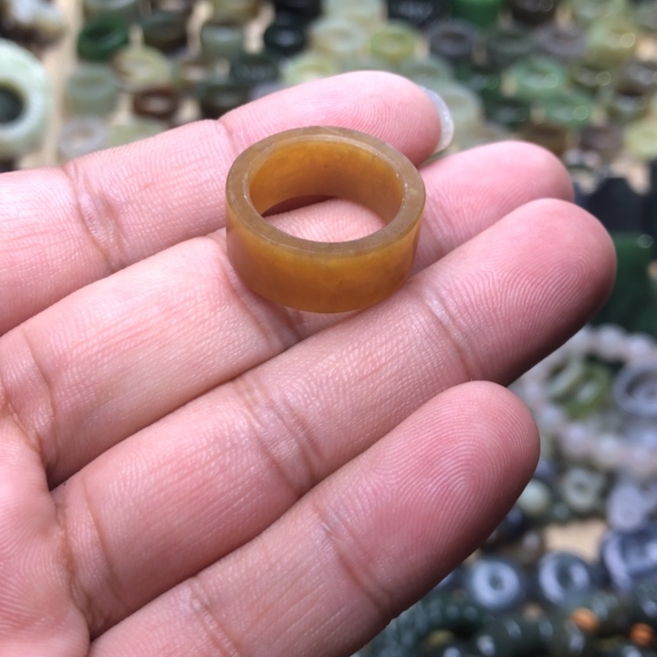 言***一和田玉未镶嵌颈饰