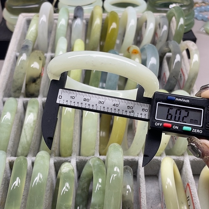 蛇纹石玉未镶嵌手镯113