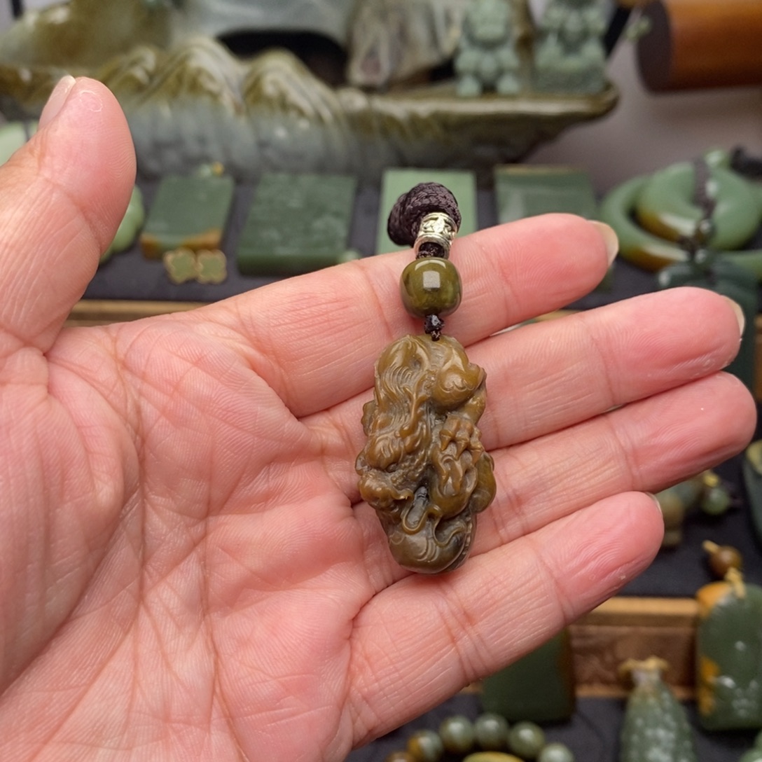 未镶嵌岫岩河磨玉（透闪石质玉）挂件