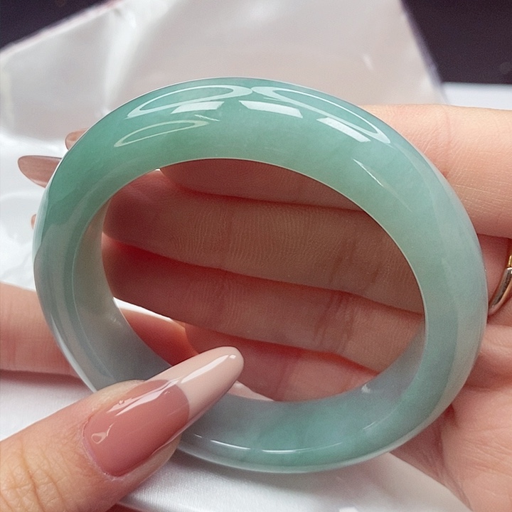 翡翠手镯未镶嵌54圈