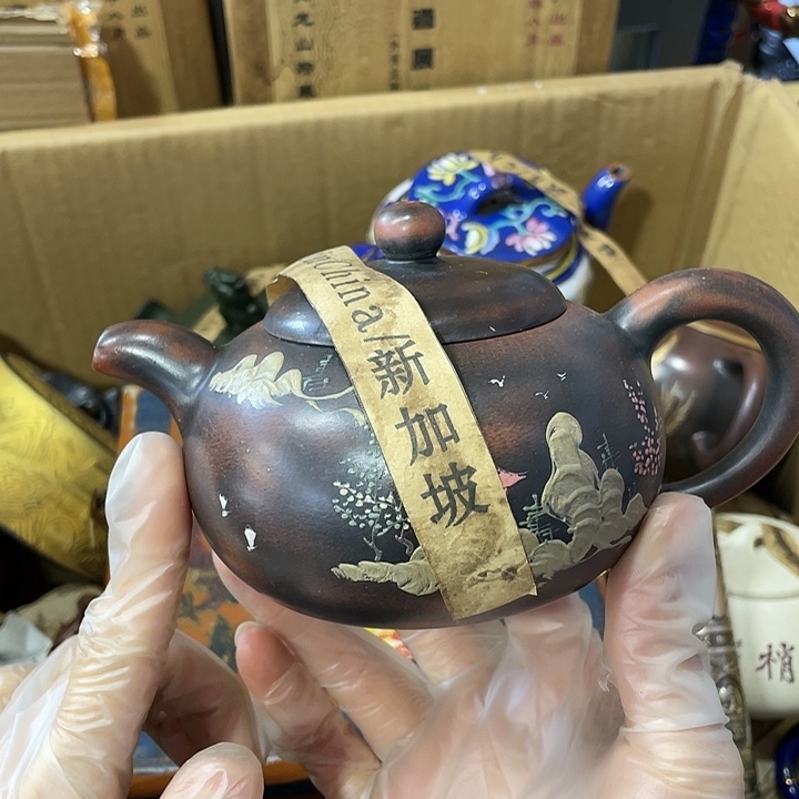 茶壶紫砂矿泥料，纯手工制作的一把紫砂壶。